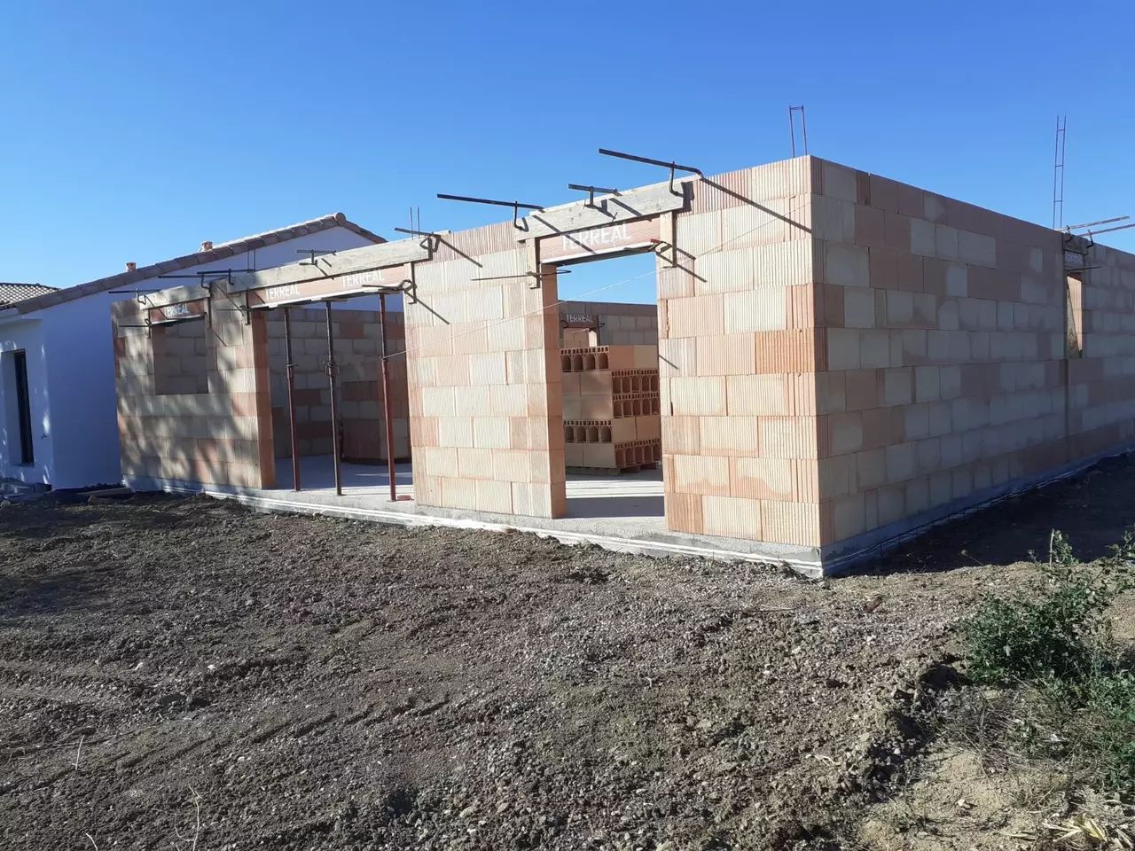 Construction et élévation des murs d’une maison